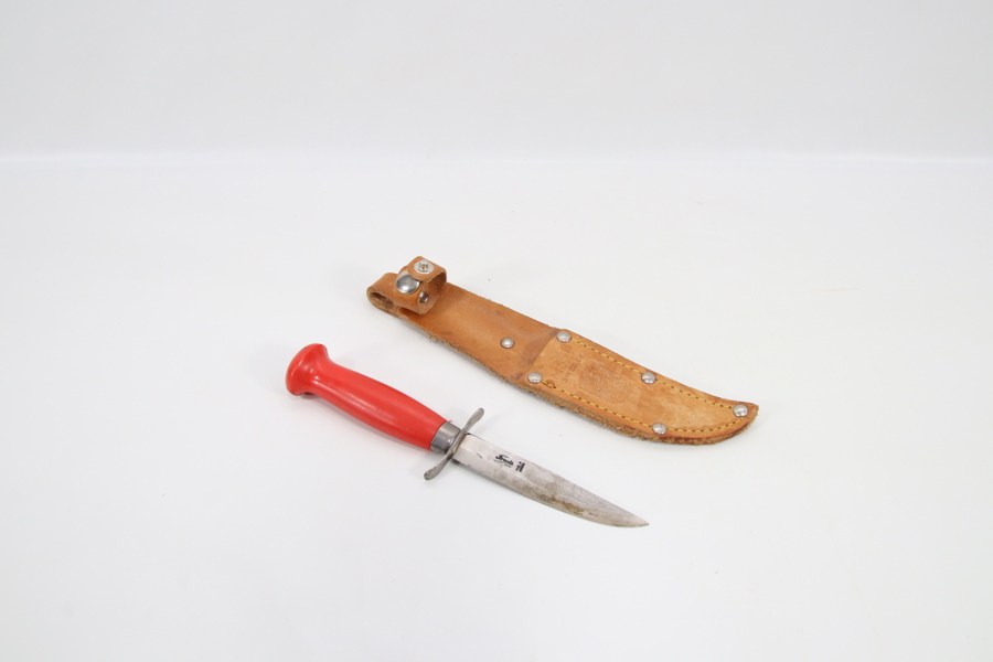 Mora speiderkniv med rød slire
