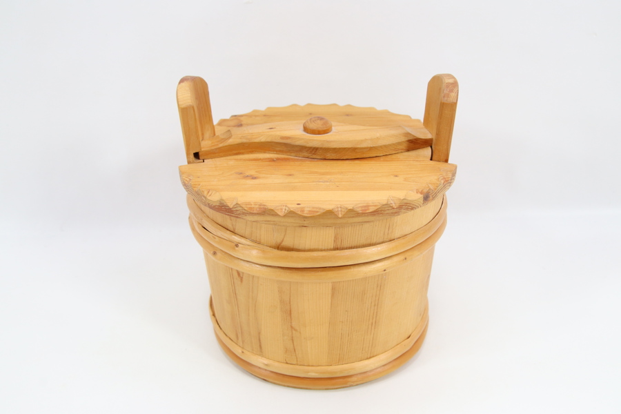 Liten tine med lokk og låsemekanisme
