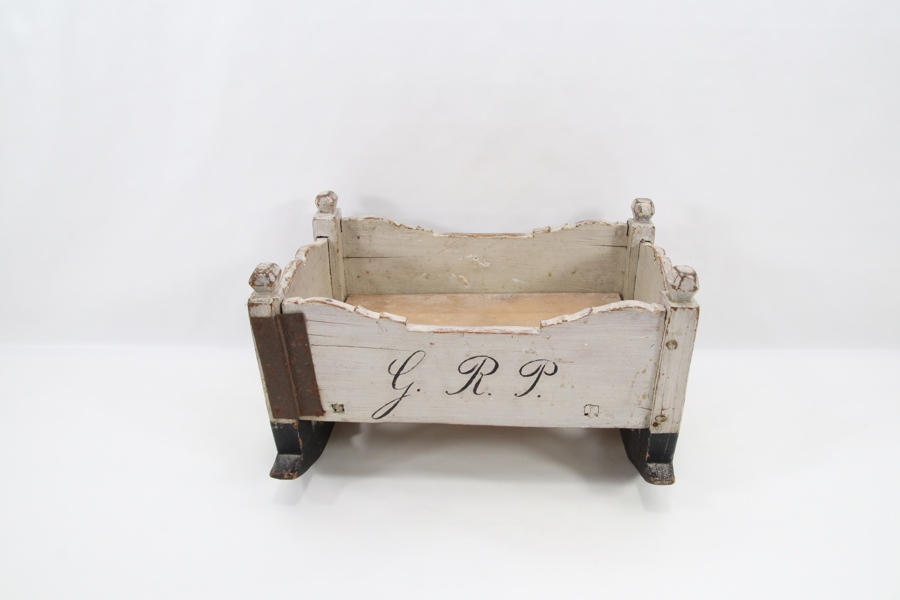 Eldre dukkeseng i tre med vuggeformet understell
