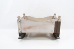 Eldre dukkeseng i tre med vuggeformet understell
