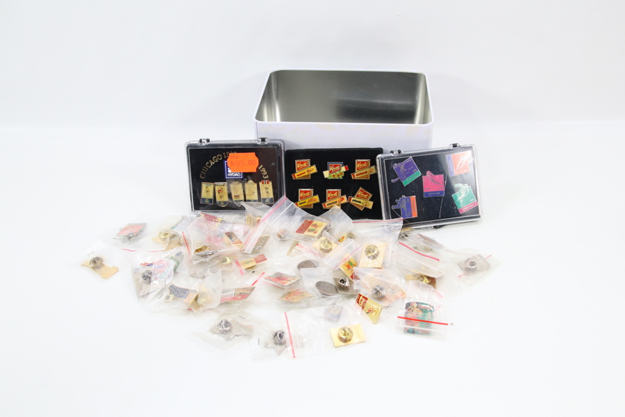 Samling med diverse pins og merker
