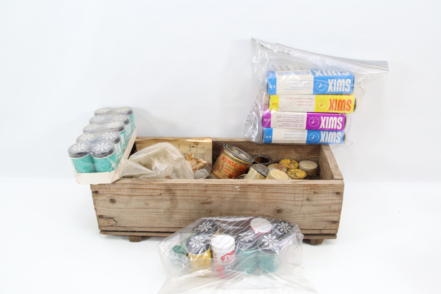 Stor samling skismøring i trekasse – SWIX, BERGENDAHLS m.fl.
