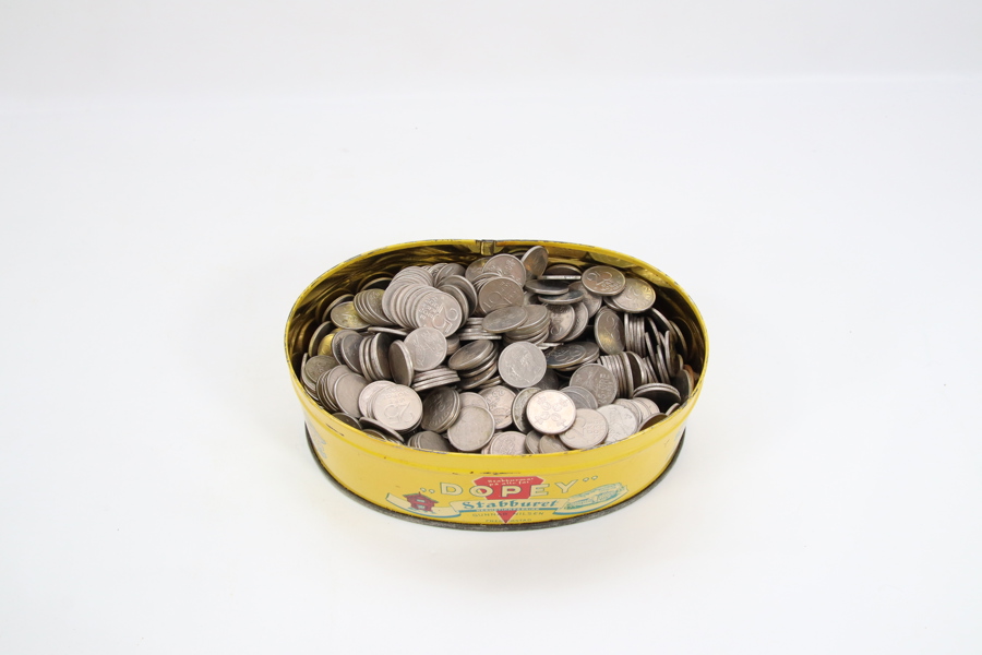 Samling diverse mynter i blikkboks
