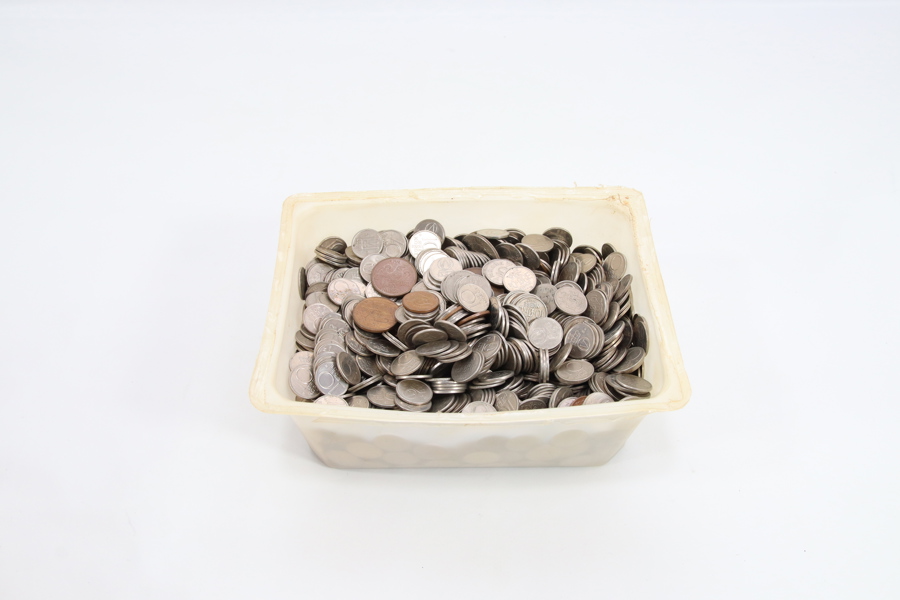 Stor samling diverse mynter i plastboks
