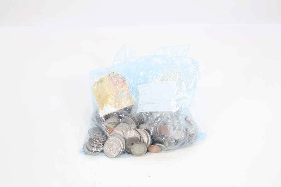 Pose med diverse mynter
