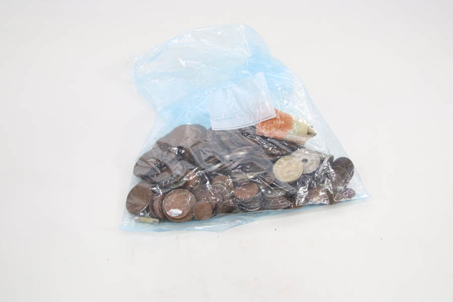 Pose med diverse mynter
