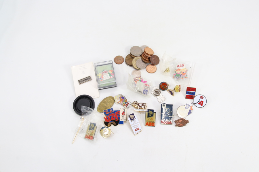 Lott med diverse merker, pins og mynter

