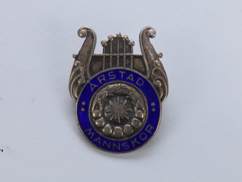 Norsk sølv og emalje brosje i sølv – Arstad Mannskor
