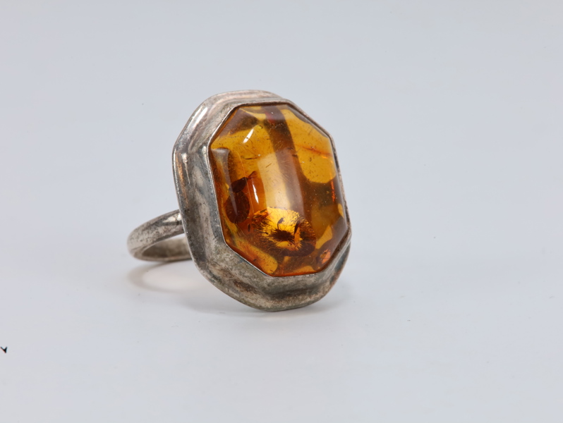 Ring i sterling sølv med rav, stemplet 925 KS