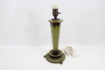 Eldre bordlampe i bronse med grønn patinert overflate
