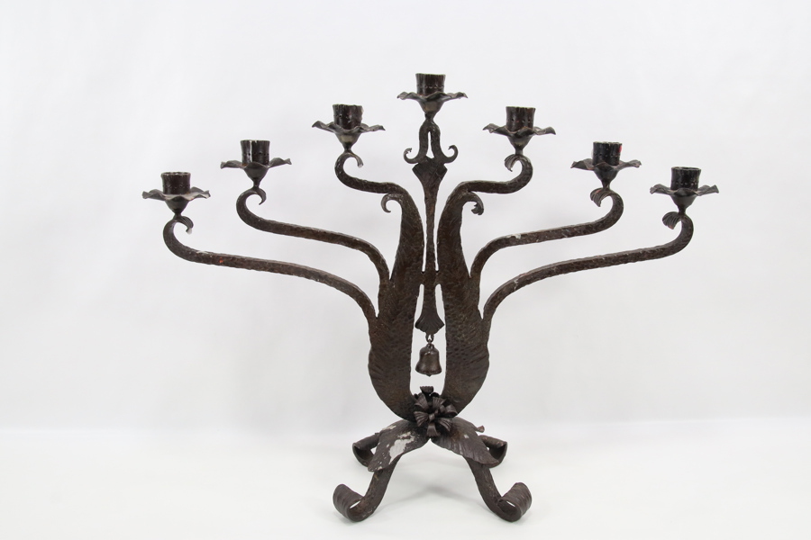 Stor smijern lysestake med syv armer og dekorativ utførelse
