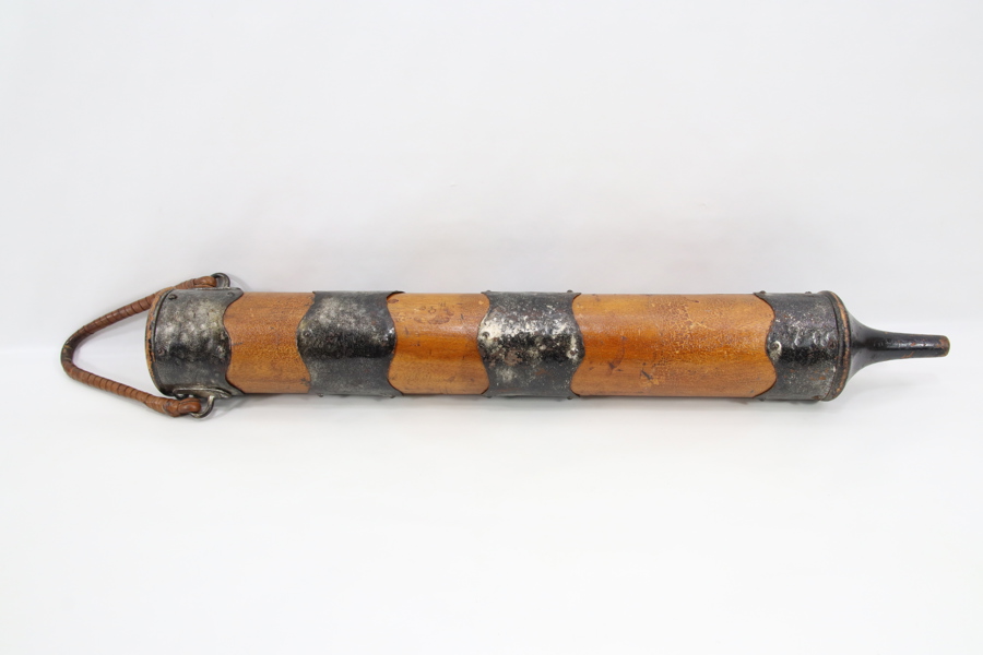 Eldre hånddrevet brannsprøyte i tre og metall