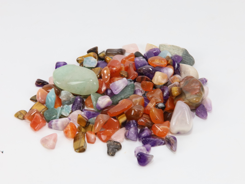Større samling polerte halvedelstener – ametyst, karneol, tigerøye m.m.