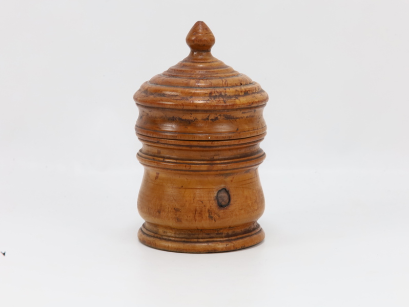 Dreid trebeholder med lokk – nordisk folkekunst