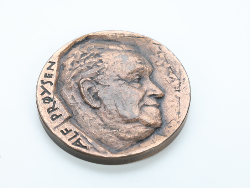 Portrettmedalje i bronse – Alf Prøysen
