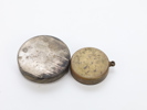 To antikke lommekompresser i metall, 1800–1900-tallet
