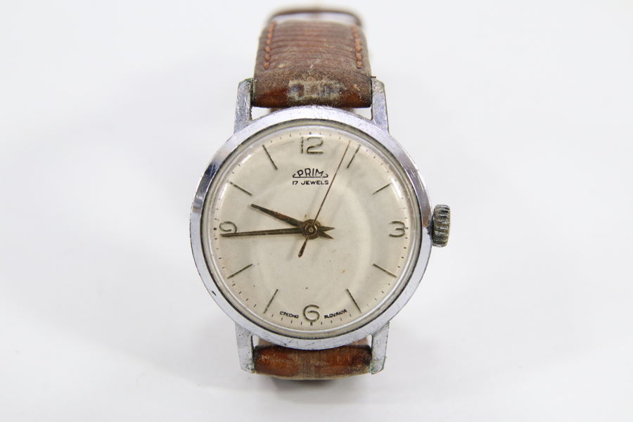 Prim mekanisk armbåndsur med lys skive og brun reim
