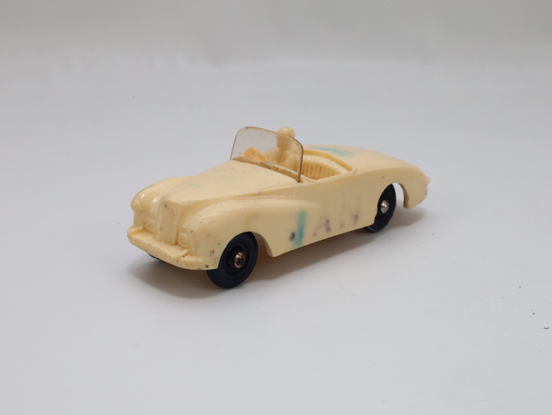 Sjeldent norsk leketøy – TOmte Lærdal plastbil i hvit plast, ca. 1950-tall