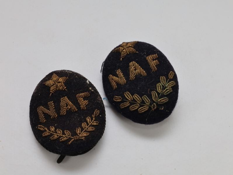 To uniformsemblemmer med metalltråd – broderte initialer “NAF”, vintage