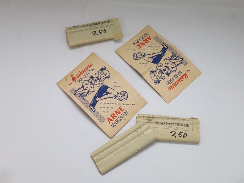 Parti norsk handels-ephemera: Arne margarin reklame + Mustad knappe-nåler, ca. 1940–60