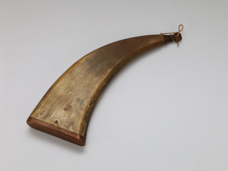 Antikt pulverhorn / krutthorn i naturlig horn med trebeslag, ca. 19.–20. århundre