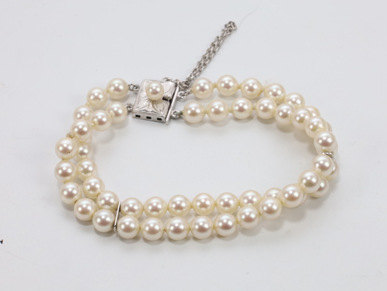 To-radet perlearmbånd med sølv lås