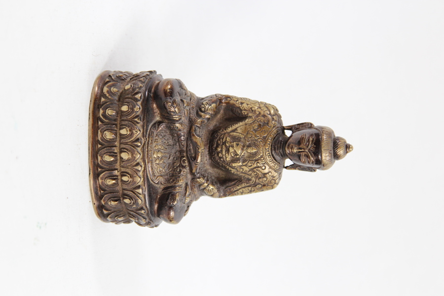 Liten budda figur i messing fra første halvdel av 1900 tallet.