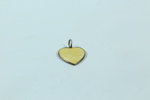 Sølv og gul emalje hjerte med fader vår på baksiden.