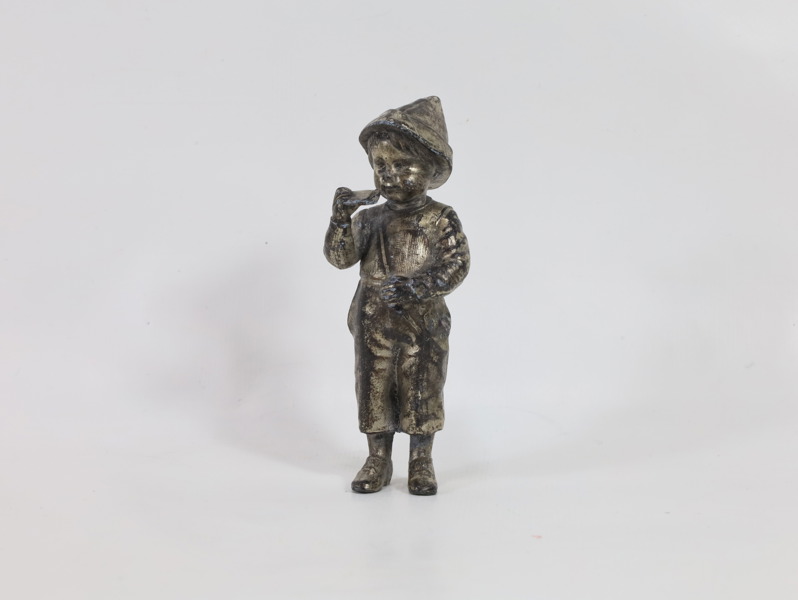 Eldre detaljert Guttefigur i Metall