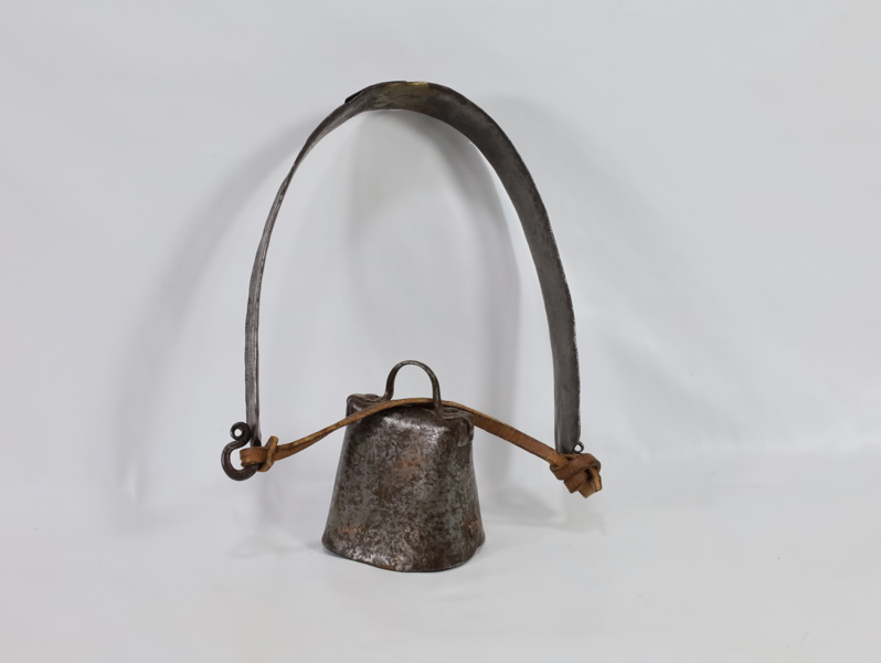 1800 talls halsbjelle med dekor