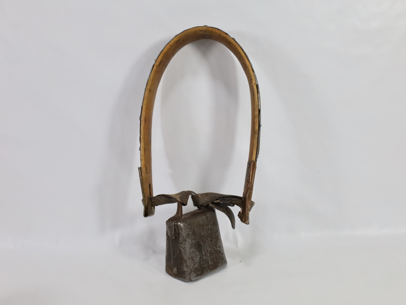 Eldre hals bjelle - Håndlaget trolig fra 1800 tallet